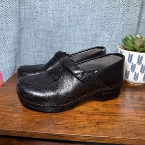 Dansko XP Black Leather Tooled Floral Embossed Clogs Comfort EU 38 US 7.5 Nurses